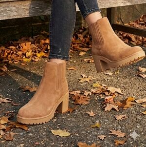 UNIVERSAL THREAD chelsea Women's Tan Ankle Boots Size 11